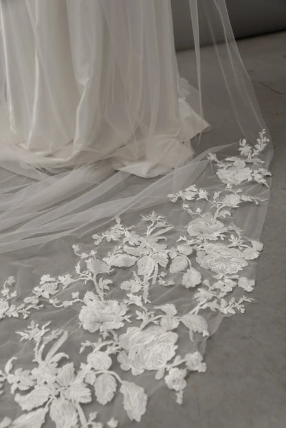|Heirloom Cathedral Lace Veil V018