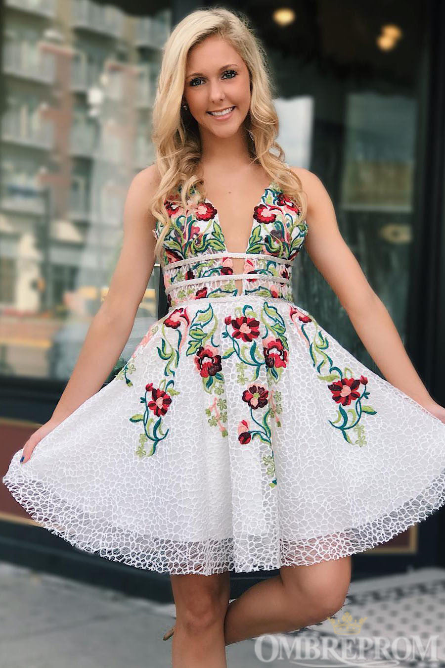 Roycebridal Charming V Neck Lace Short Prom Dresses with Embroidery
