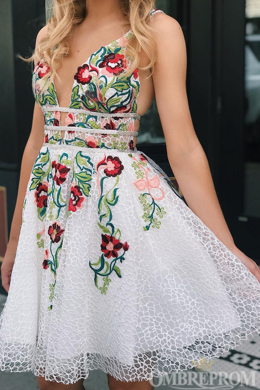 Roycebridal Charming V Neck Lace Short Prom Dresses with Embroidery