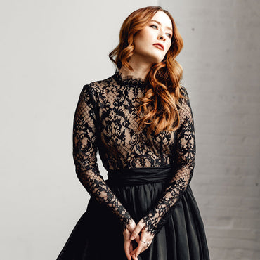 O-Ausschnitt, ärmelloses Spitzenoberteil, rückenfreier Organza-Rücken, A-Linie, Gothic-Brautkleid in Schwarz