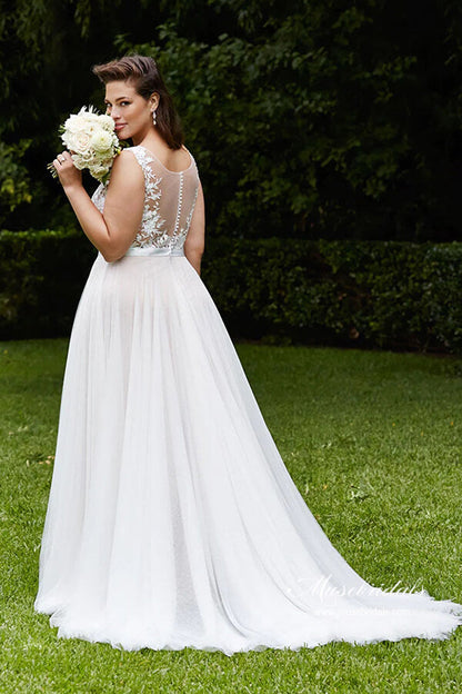 Tulle A-line Scoop Lace Appliques Plus Size Wedding Dress, Bridal Gown, MW988 | beach wedding dress | vintage wedding dress | plus size wedding gown | musebridals.com
