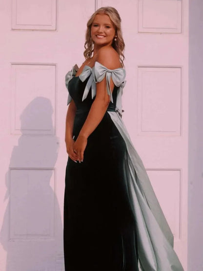 Abito da ballo con scollo a barchetta in raso blu pieghettato con ritaglio