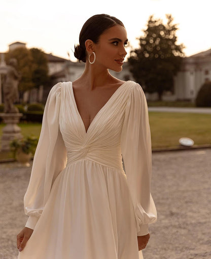 Blaues Neckholder-Abschlussballkleid mit Plissee und Ausschnitten aus Satin in A-Linie