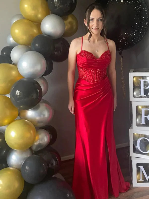 Abito da ballo con scollo a barchetta in raso blu pieghettato con ritaglio