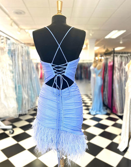 Anastasia |Etuiblaues Homecoming-Kleid mit Federn