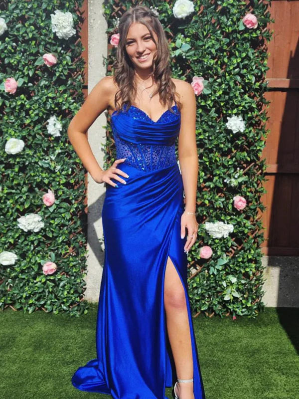 Abito da ballo con scollo a barchetta in raso blu pieghettato con ritaglio