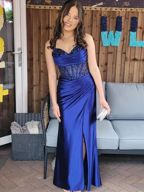 Abito da ballo con scollo a barchetta in raso blu pieghettato con ritaglio