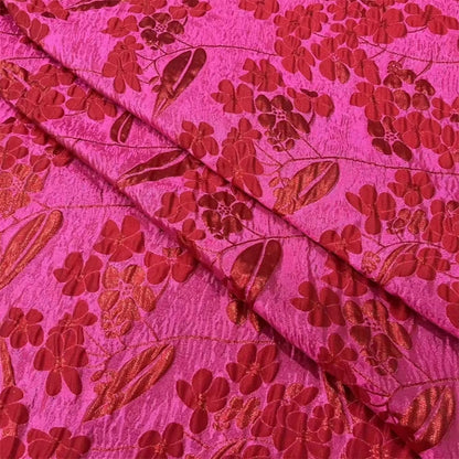 Abito da ballo con scollo a barchetta in raso blu pieghettato con ritaglio