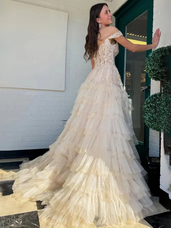 Abito da ballo con scollo a barchetta in raso blu pieghettato con ritaglio