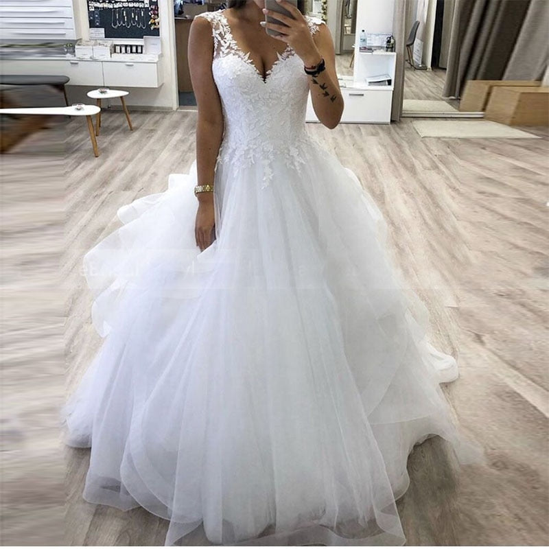 V-neck Princess Ball Gown Wedding Dress With Tiered Tulle Skirt White Customize Bride Dress Winter Bridal Gowns
