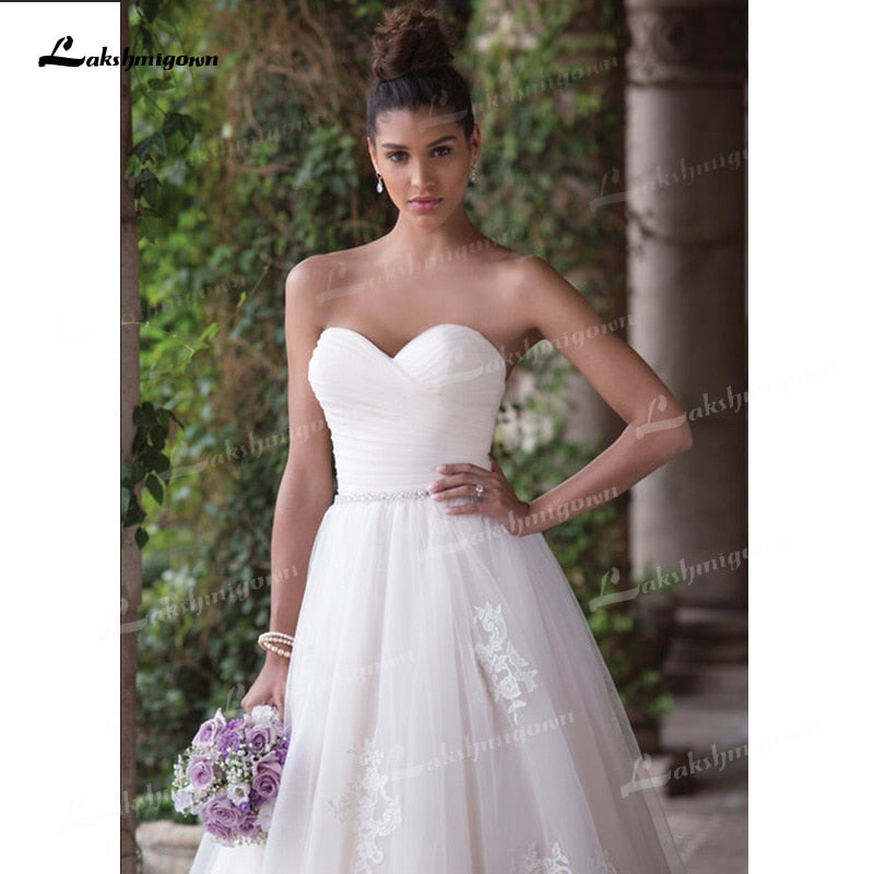 Beautifully A-Line Tulle Wedding Dresses Sweetheart Neck Strapless Sleeveless Open Back Beading Sashes Court Train Bride Gowns