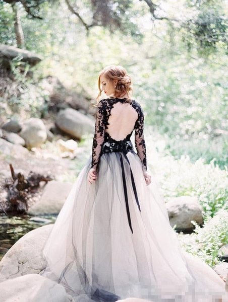Vintage Black Lace And White Tulle Wedding Dresses Sexy V Neck Backless Illusion Long Sleeves Gothic Bridal Gowns mariee