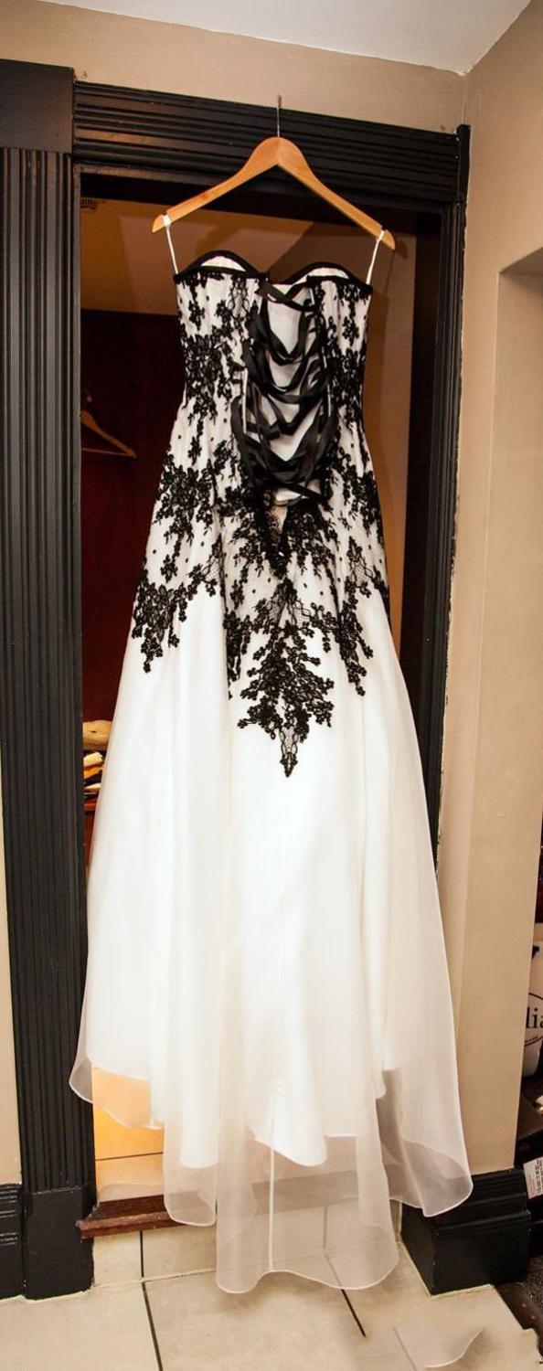 Gothic Wedding Dresses Vintage Cheap Bridal Gowns Black Lace and White Chiffon Garden Brides Dress Sweetheart Lace-up